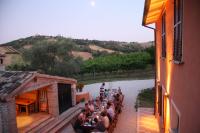 Een paar keer per week verzorgen de gastvrouw en
-heer Italiaanse maaltijden, geserveerd aan lange tafels in de tuin.
