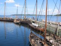 Mooie oude Vikingschepen in het haventje van het museum in Roskilde.