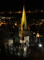 De kathedraal van Nidaros in de nachtstad.