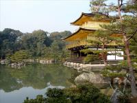 De Kinkaku-ji vanover de vijver aanschouwd.