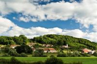 Het dorpje Colombotte in de Haute-Saône, rechts bovenin naast de kerk ligt het kampeerterrein van herberg La Tourelle