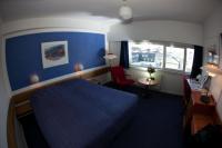 Een standaard kamer in het Hotel Hans Egede, te Nuuk in Groenland.