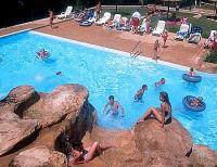 Het zwembad bij Camping Le Moulin Du Roch.
