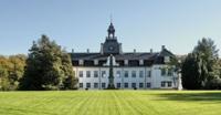 De voorgevel van het prachtige paleis in Charlottenlund, gemaakt vanuit de evenmooie tuinen.