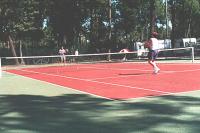 Camping Le Pom de Pin heeft ook een tennisbaan, zoals u ziet.