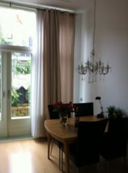 eetkamer met uitzicht tuin