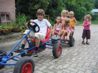 Op de camping zijn skelters een fietskar beschikbaar; ook kunnen kinderen zich uitleven op ons eco-speelveld (hutten bouwen, heksensoep maken...)