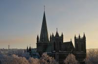 De kathedraal van Nidaros  in de sneeuw gefotografeerd.