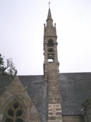 De toren en de nok van Chapelle Notre-Dame de Tréminou in Plomeur, Bretagne, Frankrijk.