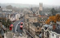 Zicht op Oxford vanaf de Virgin Mary Church. Typische Engels straatbeeld.