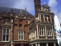 De buitenkant, het exterieur, van het stadhuis te Haarlem, Noord Holland, Nederland.