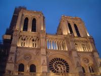 De Notre Dame in de schemering.