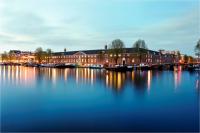 De Hermitage in Amsterdam, gezien van over de Amstel.