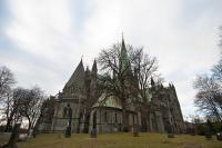 Uit een kikkerperspectief gefotografeerde Nidaros Kathedraal
