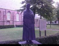 Deze typische Walcherse boerin siert het kerkplein