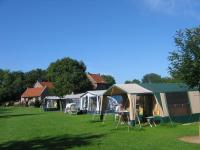 zeer mooie camping luxe sanitair,gastvrije ontvangst, gezellig teras met heerlijke limburgse vlaai, veel vlakke fietsroutes ,leuke maasdorpjes, echt een bezoek waard.