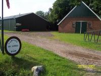 Entree van het erf van Camping De Loeks.