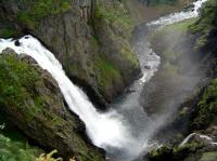 Mooie foto van de Voringfossen  waaruit blijkt dat het een prachtig natuurgebied is met enorm veel verplaatsend water.