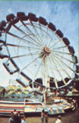 Het reuzenrad de Enterprise, die ook nog in de breedte heen en weer gaat in Adventureland op Long Island in de staat New York, Verenigde Staten.