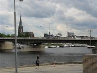 De maas en de kerk van Maastricht in Limburg, Nederland.