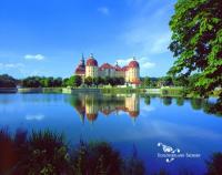 Het prachtige, met zon overgoten Schloss Moritzburg in Moritzburg, vlakbij Dresden.