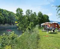 Een standplaats en de rivier van Camping Cambria te Neckarzimmern.