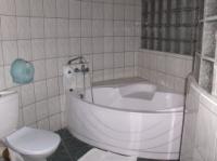 De badkamer met bad in het Millennium Hotel in Tokaj, Hongarije.