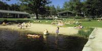 Het kindvriendelijke strand op Tingsryds Camping.