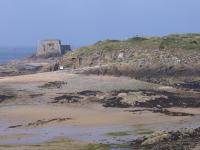 Het Fort National in Saint Malo, met op de achtergrond de vuurtoren.