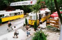 De tram van Camping Niche die dienst doet als receptie enerzijds en restaurant anderszijds.