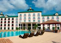 Voorgevel, entree en stukje zwembad van Hotel Torarica