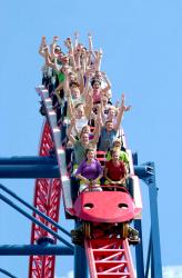 Een achtbaan waarin 'gewoon' kan worden plaatsgenomen in het pretpark Darien Lake.